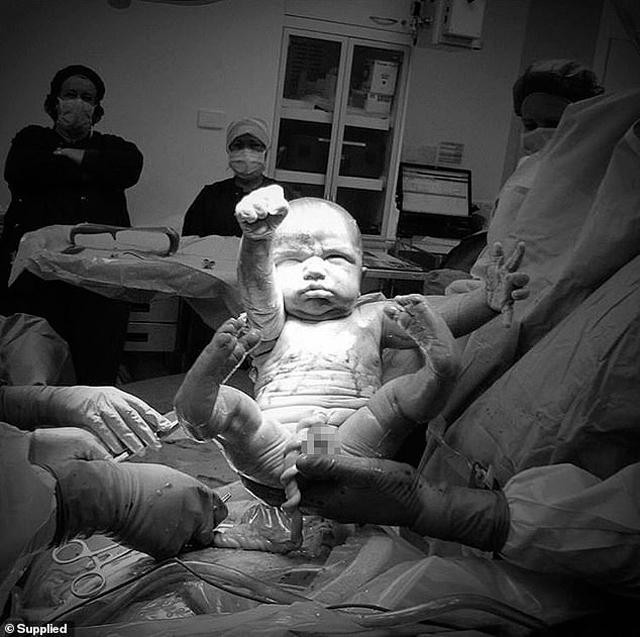 Bức ảnh đầu đời của bé Harry gây "bão" mạng xã hội.