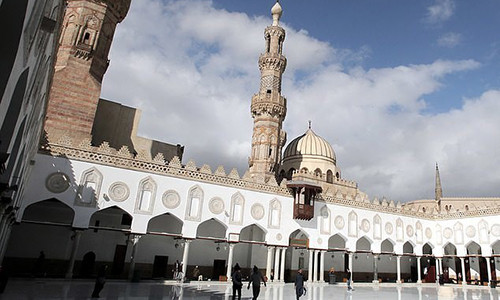 Nu sinh bi duoi hoc vi duoc cau hon trong san truong