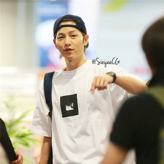 On gioi, Song Joong Ki cuoi cung cung da chiu deo nhan cuoi roi!