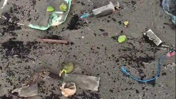 Rung minh truoc su that gay soc tren bai bien day kim tiem va mau