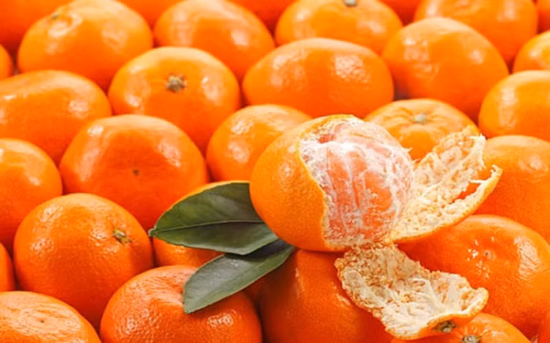 Quả quýt: Khi bị suy thận các bạn cần hạn chế ăn quýt, vì quýt giàu vitamin C, nó có khả năng làm chuyển hóa vitamin C thành oxalate không tốt cho thận.