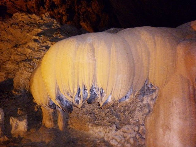 Bạn sẽ bắt gặp những khối nhũ đá độc đáo được xem là điểm nhấn như đài sen úp ngược, những cột đá cô đơn, cây san hô, bầu sữa mẹ, con cóc thần, cây đàn đá,...Những nhũ đá này mang những màu sắc khác nhau. Tất cả hiện lên như những tuyệt tác sinh động, khi đó mới thâý được sức sáng tạo của mẹ thiên nhiên là vô cùng vô tận.