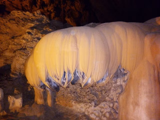 Bạn sẽ bắt gặp những khối nhũ đá độc đáo được xem là điểm nhấn như đài sen úp ngược, những cột đá cô đơn, cây san hô, bầu sữa mẹ, con cóc thần, cây đàn đá,...Những nhũ đá này mang những màu sắc khác nhau. Tất cả hiện lên như những tuyệt tác sinh động, khi đó mới thâý được sức sáng tạo của mẹ thiên nhiên là vô cùng vô tận.