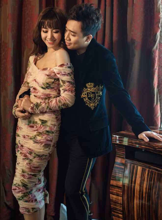 Hầu như những bộ váy của Chi Pu diện trước đó đều được Hari Won ưa thích. Khác biệt dễ nhận thấy nhất chính là việc lựa chọn giày và kiểu tóc của 2 nữ ca sĩ.