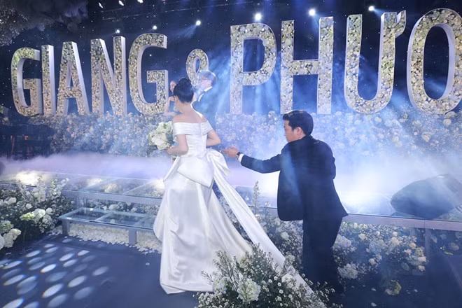 Thiết kế của cả hai đều đến từ nhà mốt Chung Thanh Phong. Tuy nhiên, mẫu váy của Nhã Phương lại được biến tấu riêng với phần thắt nơ to bản, đính kết ngay eo cùng tà dài cổ điển.