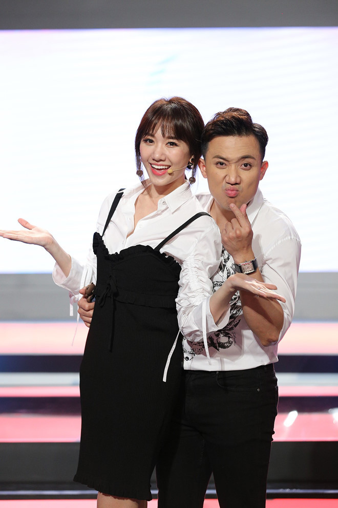 Ngoài các sự kiện thảm đỏ, nữ ca sĩ cũng nhiều lần mặc trang phục giống các ngôi sao khác trên sóng truyền hình. Bộ váy 2 dây đen kết hợp cùng sơ mi trắng từng được Hoàng Thùy Linh diện trong một buổi giao lưu với khán giả.