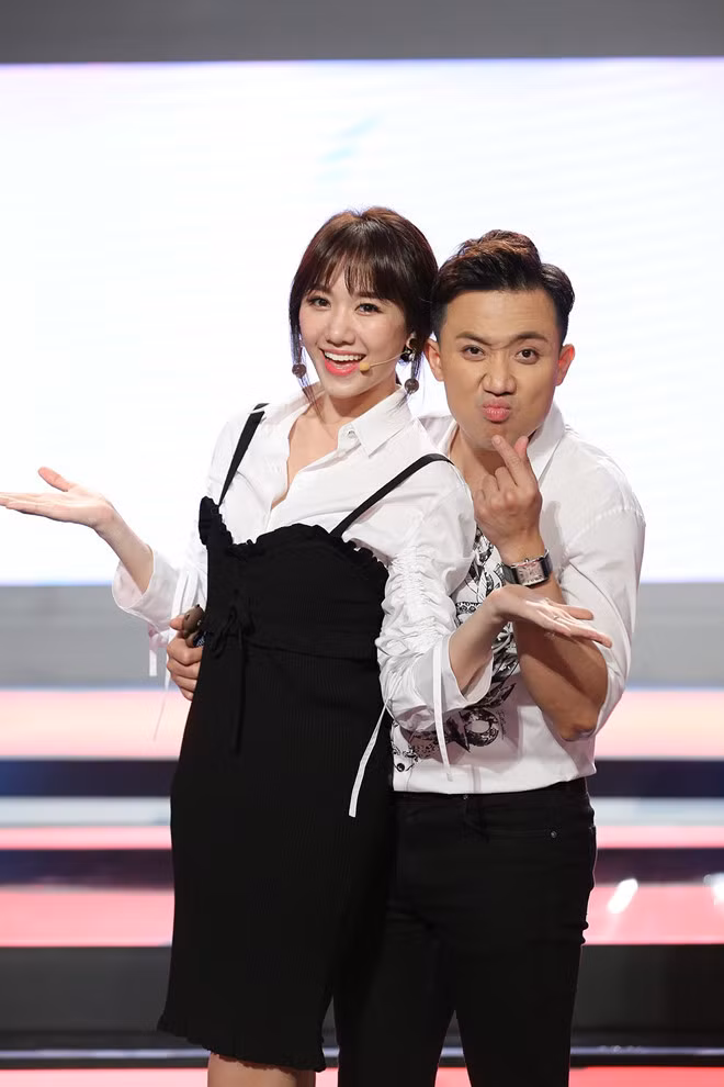 Ngoài các sự kiện thảm đỏ, nữ ca sĩ cũng nhiều lần mặc trang phục giống các ngôi sao khác trên sóng truyền hình. Bộ váy 2 dây đen kết hợp cùng sơ mi trắng từng được Hoàng Thùy Linh diện trong một buổi giao lưu với khán giả.