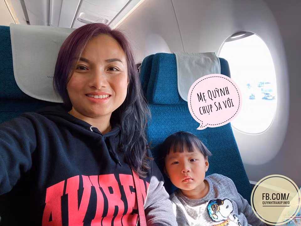 'Hot Youtuber' Quynh Tran JP va be Sa dang tren duong ve Viet Nam