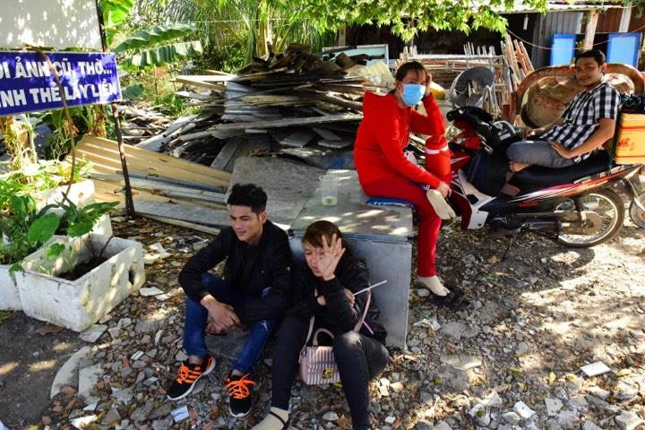 Nhiều người mệt nhoài vì nắng nóng, kẹt xe, khói bụi... phải tìm nơi trú ẩn.