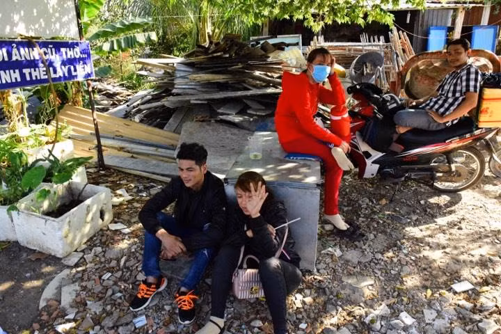 Nhiều người mệt nhoài vì nắng nóng, kẹt xe, khói bụi... phải tìm nơi trú ẩn.