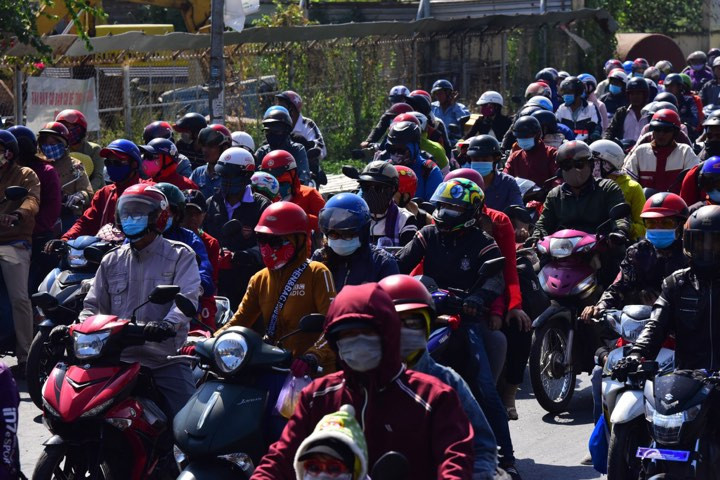 Dòng người ùn ùn kéo về cửa ngõ Sài Gòn khiến giao thông kẹt cứng.