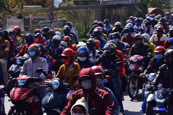 Dòng người ùn ùn kéo về cửa ngõ Sài Gòn khiến giao thông kẹt cứng.