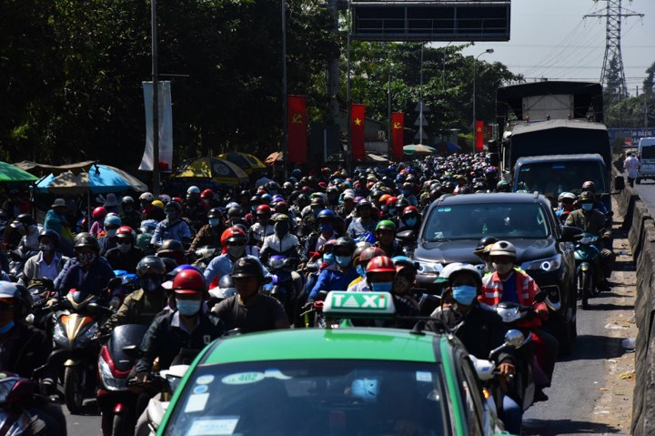 Cầu Bến Lức, thuộc địa bàn tỉnh Long An hướng về cửa ngõ Sài Gòn "thất thủ" từ giữa trưa đến chiều mùng 6 Tết.