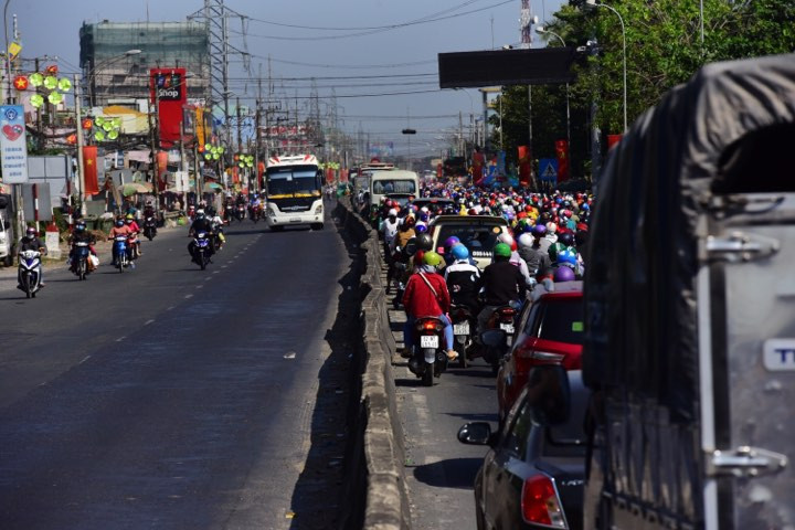 Dự báo tình trạng kẹt xe ở cửa ngõ từ các tỉnh miền Tây về lại TP HCM trong cuối ngày hôm nay sẽ còn diễn biến phức tạp do người dân các tỉnh trở lại thành phố để bắt đầu làm việc kể từ ngày đầu tuần 11/2.