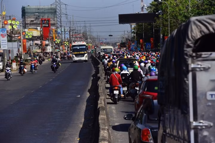 Dự báo tình trạng kẹt xe ở cửa ngõ từ các tỉnh miền Tây về lại TP HCM trong cuối ngày hôm nay sẽ còn diễn biến phức tạp do người dân các tỉnh trở lại thành phố để bắt đầu làm việc kể từ ngày đầu tuần 11/2.