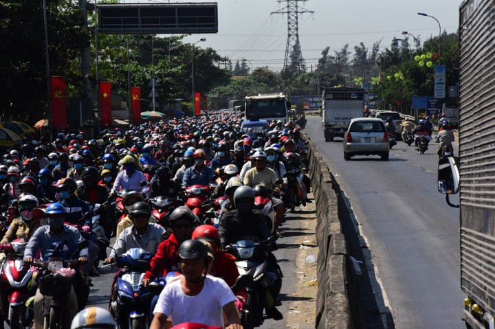 Đến 16h chiều nay 10/2 (Mùng 6 Tết Kỷ Hợi), hàng chục nghìn xe máy, ô tô đang tấp nập di chuyển từ các tỉnh miền Tây trên QL1 hướng về TP HCM sau kỳ nghỉ Tết Nguyên Đán Kỷ Hợi.