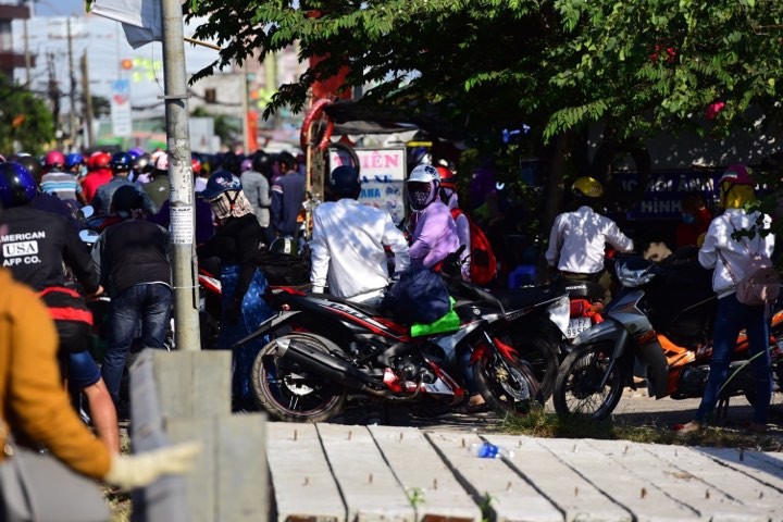 Giao thông trên QL1 cửa ngõ phía Tây TPHCM kẹt cứng biển người xe.