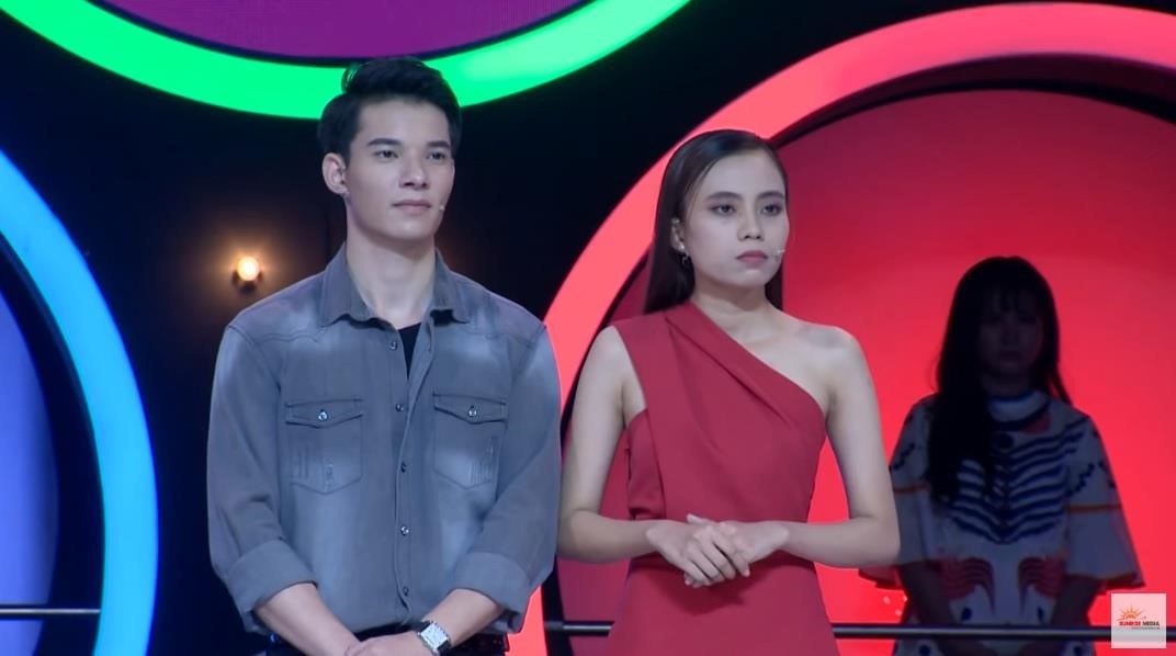 Loat nguoi choi game show hen ho dinh 'phot' noi doi, gia tao