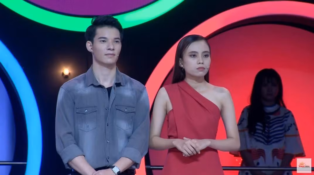 Loat nguoi choi game show hen ho dinh 'phot' noi doi, gia tao
