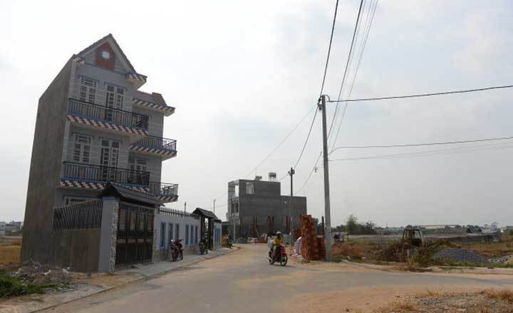 Vo chong lieu mua dat ngoai thanh, 2 nam trung lon thu tien ty