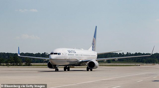 Hoang hon phat hien camera quay len trong nha ve sinh cua may bay