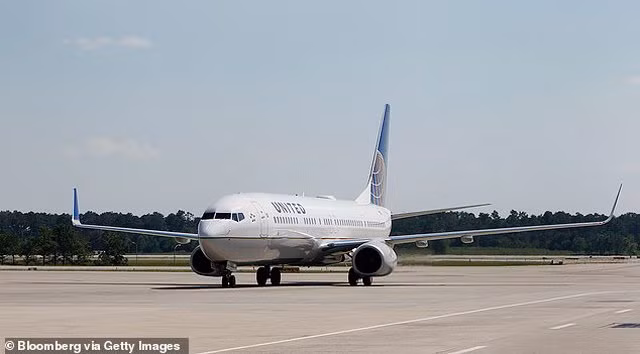 Hoang hon phat hien camera quay len trong nha ve sinh cua may bay