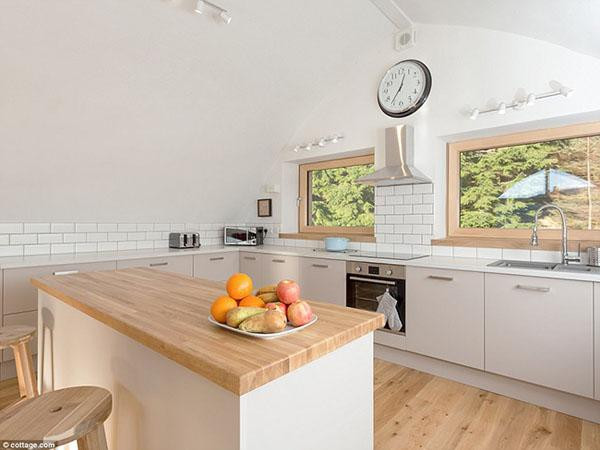 Nhà bếp hiện đại được trang bị đầy đủ.