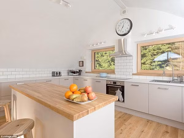 Nhà bếp hiện đại được trang bị đầy đủ.