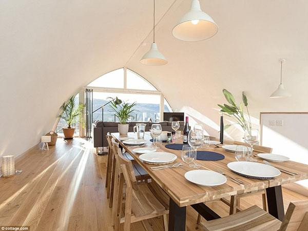 Chủ sở hữu căn nhà là Robert và Justine Dunn, đều có kiến thức về quản lý các khu vực rừng nhiệt đới.