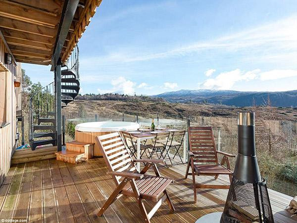 Đặc biệt, ngôi nhà được phủ bên trong và ngoài bằng vôi, cho phép hơi ẩm trong không khí di chuyển từ trong ngôi nhà ra bên ngoài. Điều này giúp cắt giảm năng lượng, tăng cường và thúc đẩy không khí trong lành xung quanh.