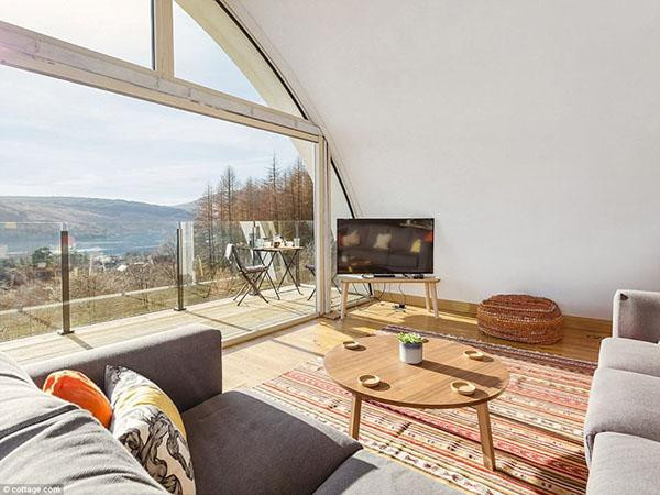 Nhà sử dụng cửa sổ kính kéo dài từ trần đến sàn nhà với tầm nhìn ra hồ Loch Sunart và đồi Morvern. Cầu thang thiết kế độc đáo theo hình xoắn ốc dẫn đến sảnh tầng một có đầy đủ tiện nghi như bồn tắm nước nóng, và khu vực ăn uống tiếp khách. Ngoài ra, ngôi nhà lắp đặt một kính viễn vọng để ngắm sao và động vật hoang dã.