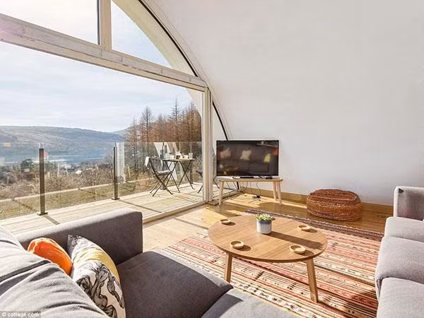 Nhà sử dụng cửa sổ kính kéo dài từ trần đến sàn nhà với tầm nhìn ra hồ Loch Sunart và đồi Morvern. Cầu thang thiết kế độc đáo theo hình xoắn ốc dẫn đến sảnh tầng một có đầy đủ tiện nghi như bồn tắm nước nóng, và khu vực ăn uống tiếp khách. Ngoài ra, ngôi nhà lắp đặt một kính viễn vọng để ngắm sao và động vật hoang dã.