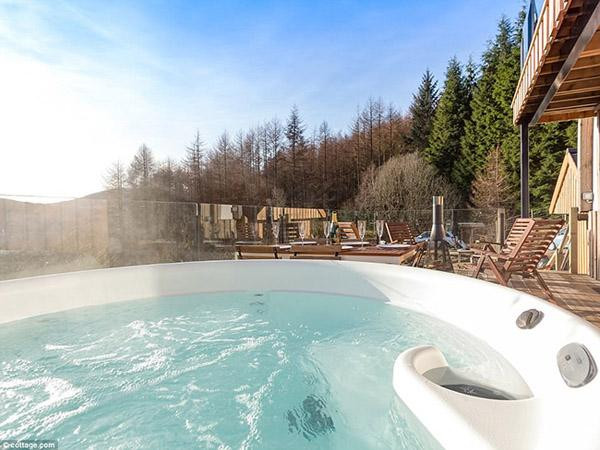 Không cách nào thưởng thức cảnh đẹp tốt hơn là thư giãn trong bồn tắm nước nóng.