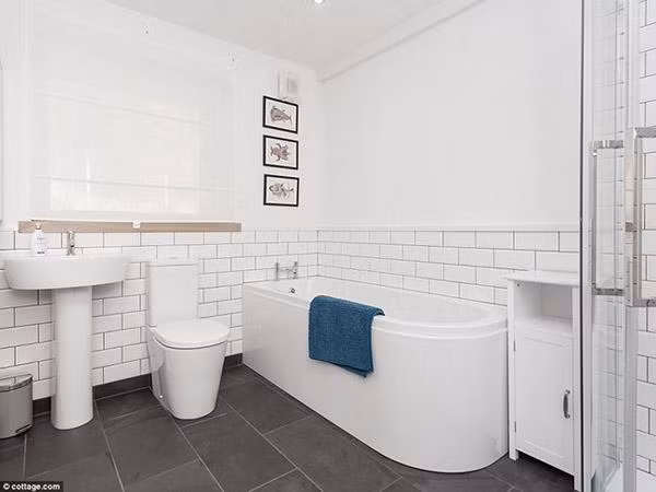 Phòng tắm đề cao sự tối giản, tiện lợi.