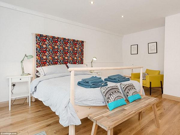 Một trong hai phòng ngủ lớn của căn nhà.