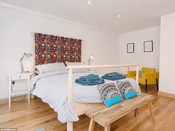 Một trong hai phòng ngủ lớn của căn nhà.