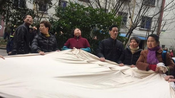 Be gai nam chat tay em trai lo lung tang 5 trong 20 phut-Hinh-2