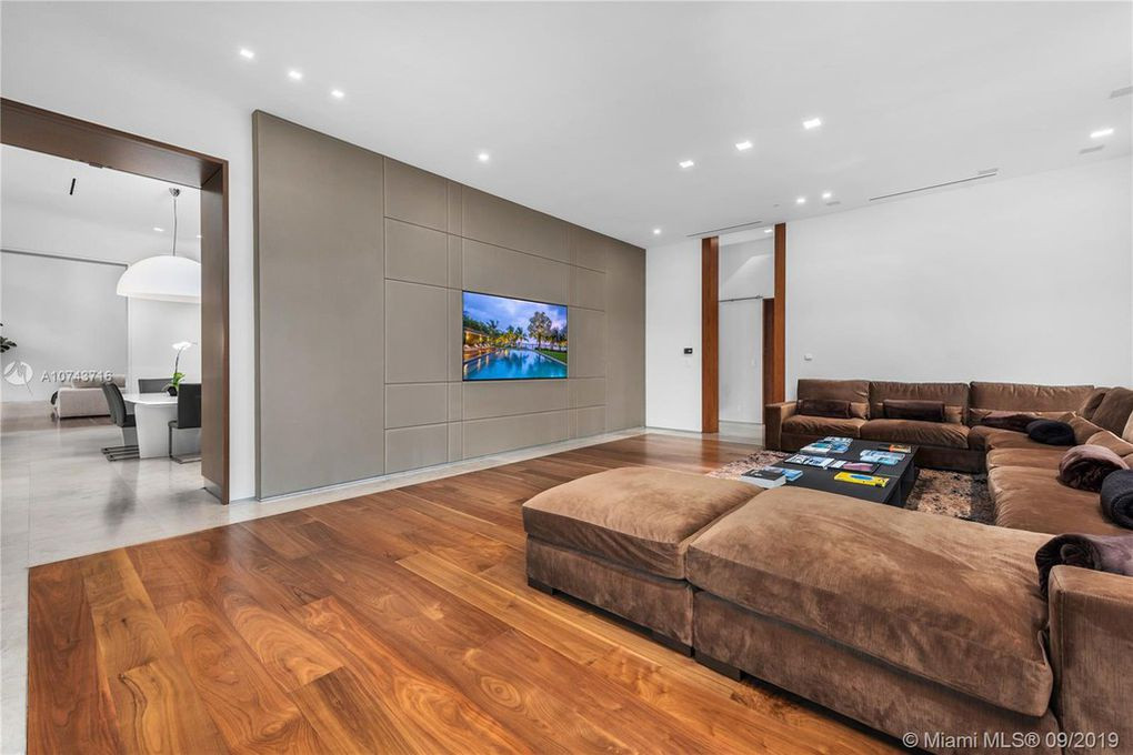 Phòng gia đình với tông màu nâu đem lại cảm giác ấm cúng và sự thanh lịch.