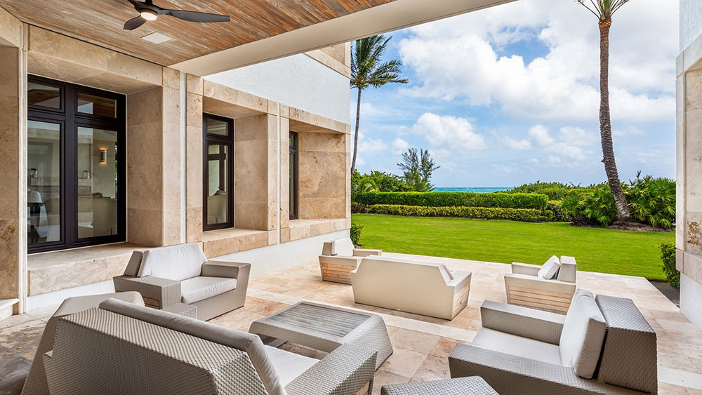 Hiên nhà với nhiều bộ sofa là địa điểm lý tưởng để có những phút giây thư thái khi ngắm cảnh sắc vườn nhà và đại dương.