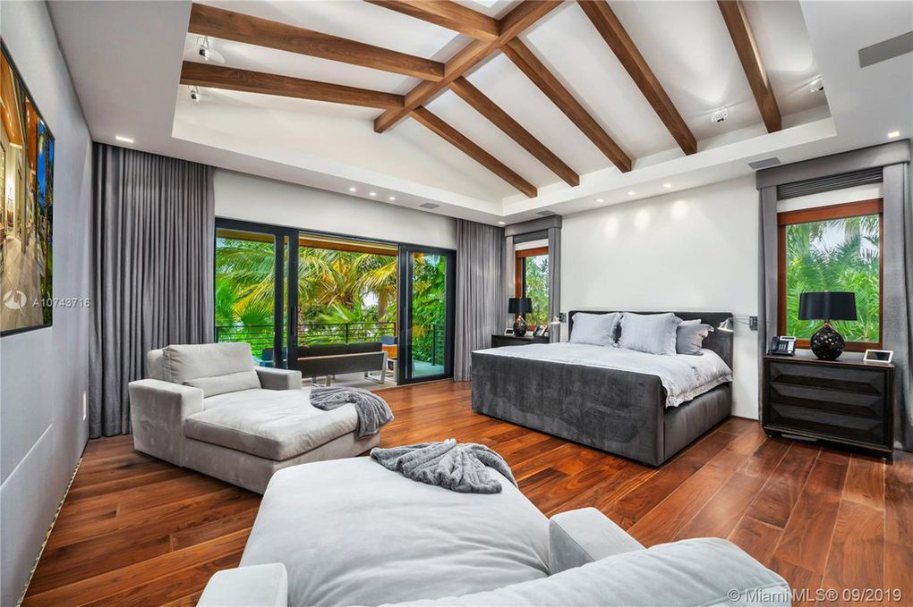 Phòng ngủ chính rộng rãi, mang tông màu xám chủ đạo để tăng thêm phần sang trọng. Căn phòng có riêng một ban công để ngắm cảnh.