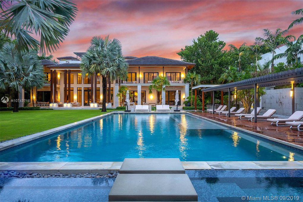 Biệt thự nằm sát bãi biển, rộng xấp xỉ 930 m2 với 6 phòng ngủ, 8 phòng tắm. Khuôn viên ngôi nhà có diện tích hơn 4.400 m2 được trang bị nhiều tiện ích hào nhoáng như bến tàu riêng, du thuyền, và 4 chiếc xe lướt sóng.