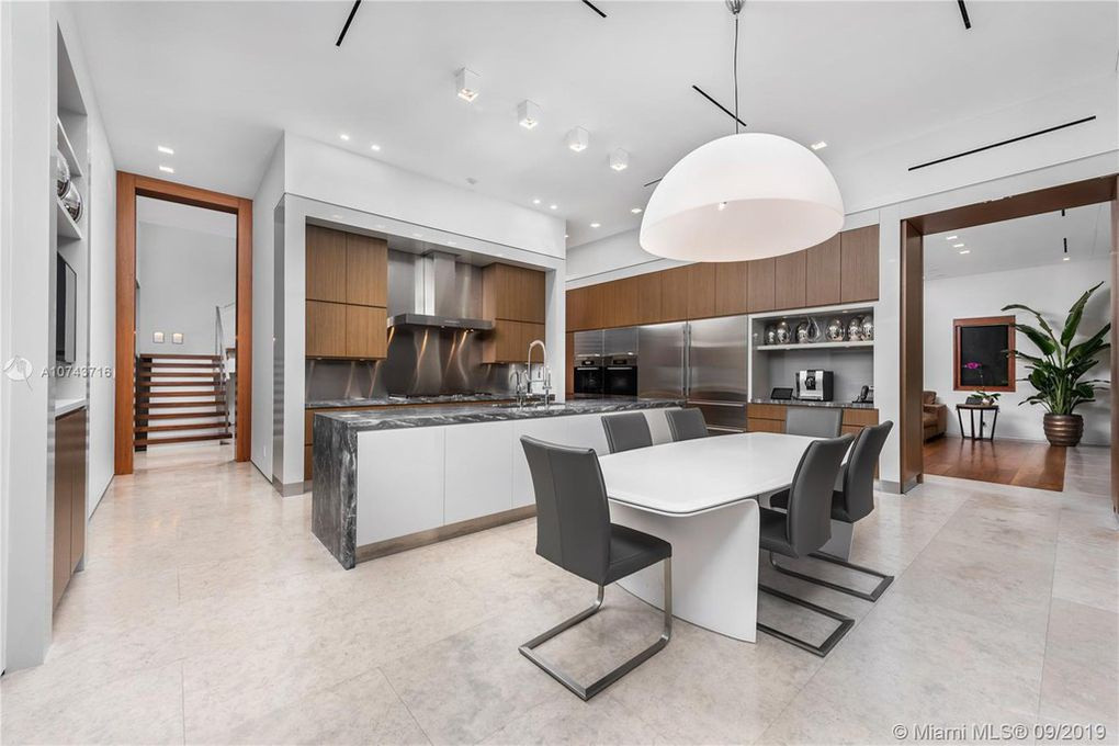 Không gian nhà bếp và phòng ăn rộng lớn được thiết kế cởi mở và tích hợp với nhau. Những nội thất bằng gỗ và đá cẩm thạch làm tăng thêm vẻ tinh tế.