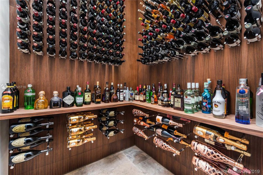 Tủ chứa rượu phong phú được dùng trong những dịp thiết đãi khách khứa, bạn bè.