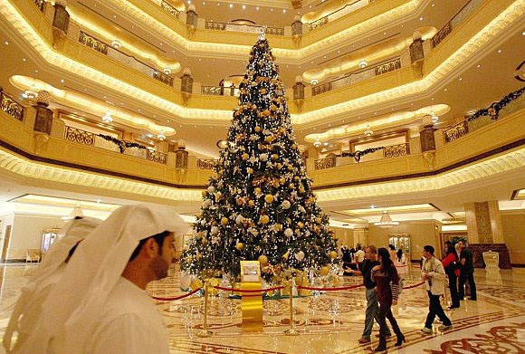 Theo kỷ lục Guiness, cây thông Noel đắt nhất thế giới là cây thông ở khách sạn Emirates Palace, Abu Dhabi, có giá khoảng 41 triệu AED (khoảng 11 triệu USD). Khách sạn này lập kỷ lục vào năm 2010.