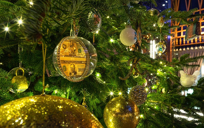 Bên cạnh đó, cây còn được treo đá quý và các vật phẩm độc đáo, ví dụ con công làm bằng chocolate.