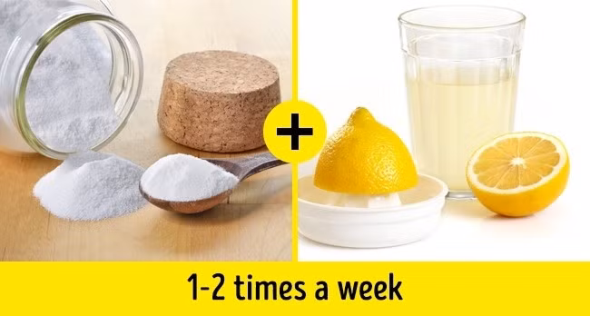 4. Bột nở và nước chanh Một muỗng cà phê bột nở và một muỗng cà phê nước chanh mới vắt sẽ làm việc kỳ diệu với hàm răng của bạn chỉ trong 2 phút. Việc bạn cần làm là nhúng bàn chải đánh răng vào nước chanh sau đó rắc bột nở lên trên. Dùng hỗn hợp này chải răng với tần suất 1 - 2 lần/tuần. Tuy nhiên có một lưu ý nhỏ là không nên để hỗn hợp này trên răng của bạn quá 2 phút.
