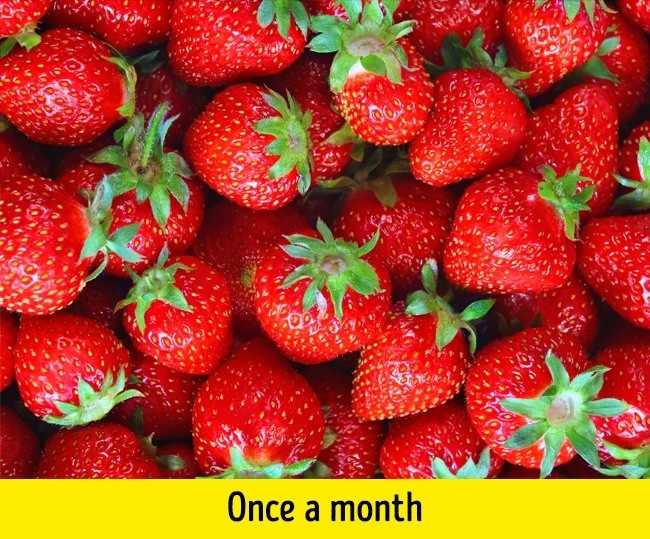 7. Dâu tây Lựa chọn những quả dâu tây chín và nghiền nhuyễn nó bằng thìa rồi thoa hỗn hợp thu được lên răng và để yên trong vòng vài phút. Hãy áp dụng phương pháp này 1 lần/ tháng để có hiệu quả tốt nhất.