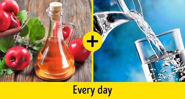 6. Giấm táo và nước Không chỉ làm sáng răng, dùng hỗn hợp dấm táo và nước súc miệng cũng có tác dụng làm hơi thở thơm tho hơn. Bạn hãy pha 1 - 2 thìa dấm táo với 1 cốc nước, rồi đều đặn dùng hỗn hợp này súc miệng mỗi sáng.