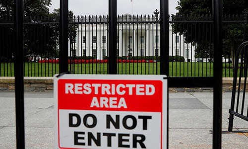 Nguoi dan ong treo rao vao Nha Trang de hoi Trump cach lay vo