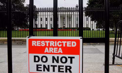 Nguoi dan ong treo rao vao Nha Trang de hoi Trump cach lay vo